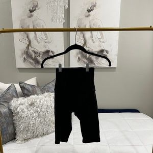 Adorable LULULEMON Black Biker Shorts !